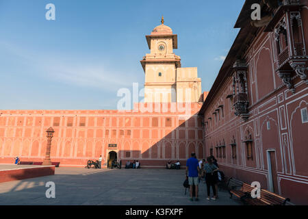 JAIPUR, Rajasthan, Indien - MÄRZ 10, 2016: Horizontale Bild der Uhrturm mit bemalten Wand innerhalb der Stadt Palast in Jaipur, bekannt als rosa Stadt Stockfoto