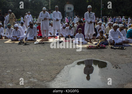 Red Road, Kolkata, Indien. 2. Sep 2017. Die Menschen werden immer bereit für das Gebet des Eid Al Adha. Credit: Sudip Maiti/Alamy leben Nachrichten Stockfoto