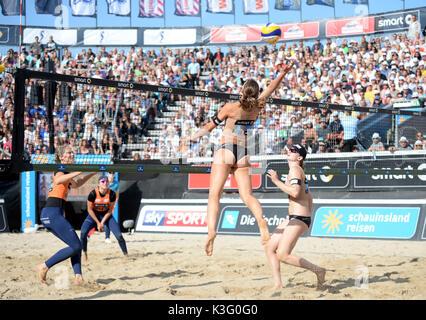 Chantal Laboureur (2. w. r) und Julia Sude (r) spielen Melanie Gernert (2. w. l) und Tatjana Zautys in der Endrunde der Deutschen Beach-Volleyball Meisterschaften in Timmendorfer Strand, Deutschland, 2. September 2017. Foto: Daniel Reinhardt/dpa Stockfoto