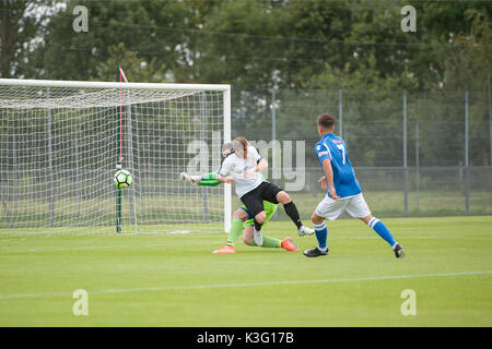 Shrewsbury, Shropshire, Großbritannien. 02 Sep, 2017. Haughmond von Steven Loch ist nach Matlock Town keeper gebracht und ist eine Strafe, die er Kerben von ausgezeichnet. Credit: RICHARD DAWSON/Alamy leben Nachrichten Stockfoto