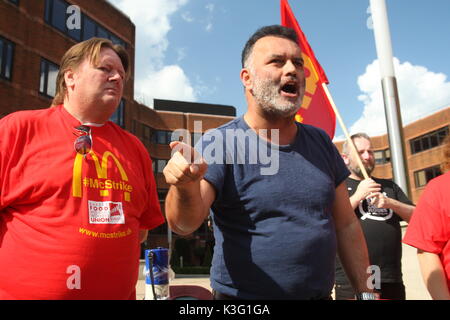 London, UK, 2. September 2017. Mc Donalds Arbeiter und ihre Unterstützer Rallye HQ außerhalb des Unternehmens in East Finchley. Die Bäcker Essen und Allied Workers Union (BFAWU) organisiert die Rallye, die vor einem Streik bei zwei McDonalds Filialen am Montag. Abgebildet; Matt McCarten, einen Lautsprecher vom Neuseeland Gewerkschaft Unite, die gegen McDonalds mit Ian Hodson geworben hat, nationalen Präsidenten BFAWU. Roland Ravenhill/Alamy leben Nachrichten Stockfoto