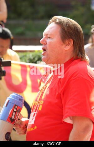 London, UK, 2. September 2017. Mc Donalds Arbeiter und ihre Unterstützer Rallye HQ außerhalb des Unternehmens in East Finchley. Die Bäcker Essen und Allied Workers Union (BFAWU) organisiert die Rallye, die vor einem Streik bei zwei McDonalds Filialen am Montag. Abgebildet; Ian Hodson, nationalen Präsidenten BFAWU spricht mit der Menge. Roland Ravenhill/Alamy leben Nachrichten Stockfoto