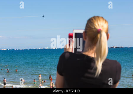 Bournemouth, Großbritannien. Sept. 2017. Der dritte Tag des zehnten Jahrestags des Bournemouth Air Festivals mit über 500.000 heute bei warmem, sonnigem Wetter. Frau fotografiert. Credit: Carolyn Jenkins/Alamy Live News Stockfoto