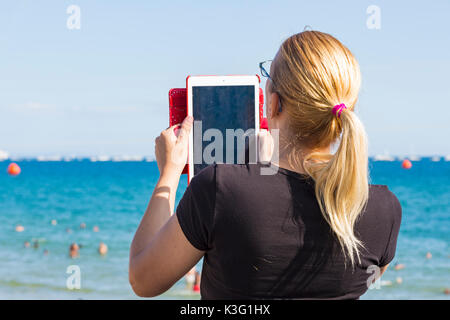 Bournemouth, Großbritannien. Sept. 2017. Der dritte Tag des zehnten Jahrestags des Bournemouth Air Festivals mit über 500.000 heute bei warmem, sonnigem Wetter. Frau fotografiert. Credit: Carolyn Jenkins/Alamy Live News Stockfoto