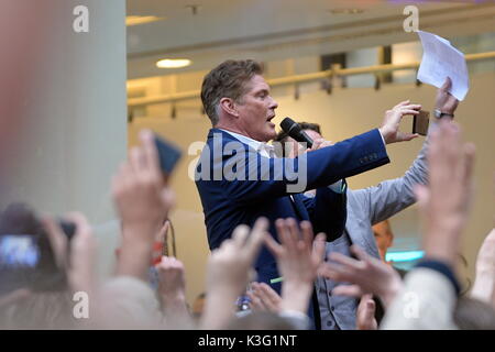 Wien, Österreich. 02. September 2017. Stadt Partei in Wien. Finden David Hasselhoff mit der App aus dem Stadtfest Wien. David Hasselhoff als Gast der ÖVP (Österreichische Volkspartei) Wien. Quelle: Franz Perc/Alamy leben Nachrichten Stockfoto