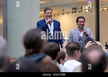 Wien, Österreich. 02. September 2017. Stadt Partei in Wien. Finden David Hasselhoff mit der App aus dem Stadtfest Wien. David Hasselhoff als Gast der ÖVP (Österreichische Volkspartei) Wien. Quelle: Franz Perc/Alamy leben Nachrichten Stockfoto