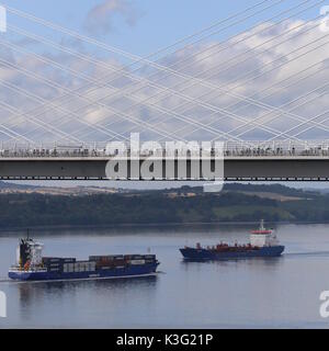 Edinburgh, Schottland, Großbritannien. 2. September 2017. Die Eröffnung dieser Brücke über den Firth von weiter feiern. 50.000 Menschen wurden durch online Stimmzettel gewählt über die Brücke als die Queensferry Kreuzung Erfahrung zu gehen. Credit: Stephen Finn/Alamy leben Nachrichten Stockfoto