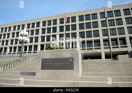 . 31 Aug, 2017. Blick auf den Eingang des US-Arbeitsministeriums. Die Abteilung Gebäude sitzt auf der Constitution Avenue, in der Nähe von Capitol Hill. Credit: Chuck Myers/ZUMA Draht/Alamy leben Nachrichten Stockfoto