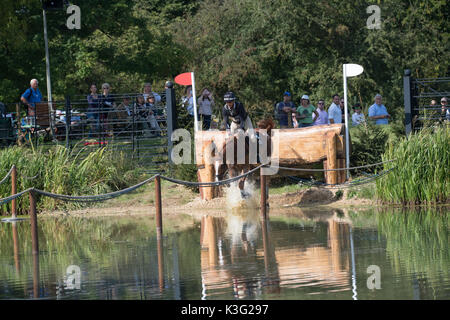 Stamford, Lincs, UK. 02 Sep, 2017. Andrew Nicholson reiten Nereo bei landrover Burghley Horse Trials cross country Event auf 02/09/2017 Credit: Steve Brownley/Alamy leben Nachrichten Stockfoto