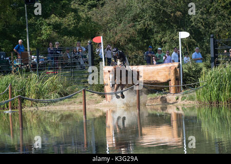 Stamford, Lincs, UK. 02 Sep, 2017. Andrew Nicholson reiten Nereo bei landrover Burghley Horse Trials cross country Event auf 02/09/2017 Credit: Steve Brownley/Alamy leben Nachrichten Stockfoto