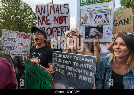 London, Großbritannien. 2. September 2017. Leute mit Plakaten shout Slogans auf den März durch mehrere tausend Veganer vom Hyde Park in London forderten ein Ende alle tierischen Unterdrückung im Jahr 2017 offizielle Tierrechte März, durch die Bewegung und HeartCure Kollektive unterstützt. Viele durchgeführt Poster oder Plakate für ein Ende zu Tieren als Nahrung oder Quellen aus der Wolle und dem Fell, und es gab einige als Tiere verkleidet. Peter Marshall / alamy Leben Nachrichten Stockfoto