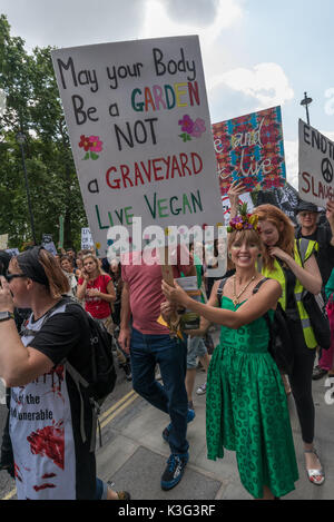 London, Großbritannien. 2. September 2017. Eine Frau hält ein Plakat 'May Ihr Körper einen Garten nicht einen Friedhof - LIVE VEGAN" auf dem Marsch durch mehrere tausend Veganer vom Hyde Park in London, forderten ein Ende alle tierischen Unterdrückung im Jahr 2017 offizielle Tierrechte März, durch die Bewegung und HeartCure Kollektive unterstützt. Viele durchgeführt Poster oder Plakate für ein Ende zu Tieren als Nahrung oder Quellen aus der Wolle und dem Fell, und es gab einige als Tiere verkleidet. Peter Marshall / alamy Leben Nachrichten Stockfoto