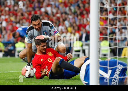 Gianluigi Buffon (1) Die italienischen Spieler. Alvaro Morata (9) Spanische Spieler. Leonardo Spinazzola (7) Die italienischen Spieler. In Aktion im Qualifikationsspiel für die WM 2018, Runde 7, zwischen Spanien vs Italien im Santiago Bernabeu in Madrid, Spanien, 2. September 2017. Stockfoto