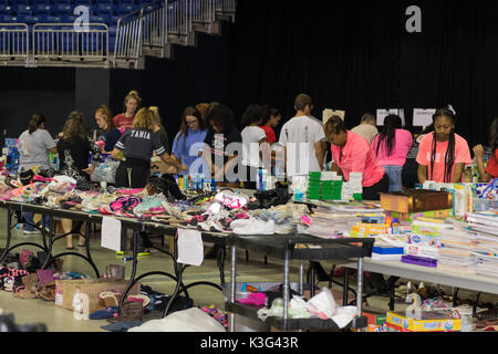 Houston, Texas, USA. 1. Sep 2017. Cypress Fairbanks Independent School District Student und Mitarbeiter Freiwillige helfen Spende bei der Richard E Berry Center in der Zypresse Texas sortieren. Credit: Maria Lysaker/ZUMA Draht/Alamy leben Nachrichten Stockfoto