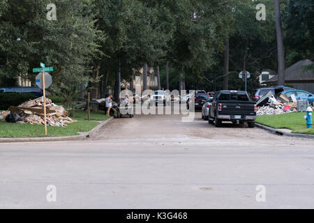 Houston, Texas, USA. 1 Sep, 2017. Nachbarn Reinigung von Überschwemmungen in der Lakewood Wald Unterteilung Credit: Maria Lysaker/ZUMA Draht/Alamy leben Nachrichten Stockfoto