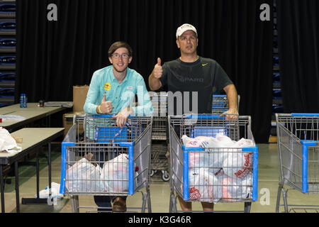 Houston, Texas, USA. 1. Sep 2017. Cypress Fairbanks Independent School District Student und Mitarbeiter Freiwillige helfen Spende bei der Richard E Berry Center in der Zypresse Texas sortieren. Credit: Maria Lysaker/ZUMA Draht/Alamy leben Nachrichten Stockfoto