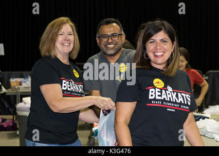 Houston, Texas, USA. 1. Sep 2017. North West Houston, Texas, USA, Schwarz elementare Freiwillige helfen Spende bei der Richard E Berry Center in der Zypresse Texas sortieren. Credit: Maria Lysaker/ZUMA Draht/Alamy leben Nachrichten Stockfoto