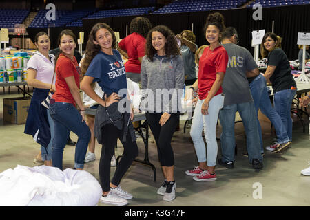 Houston, Texas, USA. 1. Sep 2017. Cypress Fairbanks Independent School District Student und Mitarbeiter Freiwillige helfen Spende bei der Richard E Berry Center in der Zypresse Texas sortieren. Credit: Maria Lysaker/ZUMA Draht/Alamy leben Nachrichten Stockfoto