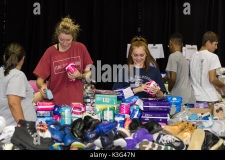 Houston, Texas, USA. 1. Sep 2017. Langham Creek High School Kursteilnehmer Whitney Forman und Sarah Elsesser Sortieren helfen Spende bei der Richard E Berry Center in der Zypresse Texas. Credit: Maria Lysaker/ZUMA Draht/Alamy leben Nachrichten Stockfoto