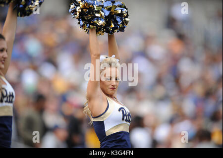 Pittsburgh, PA, USA. 2. Sep 2017. Pitt Cheerleadern während der Pitt Panthers vs Youngstown St. Pinguine Spiel am Heinz Feld in Pittsburgh, PA. Jason Pohuski/CSM/Alamy leben Nachrichten Stockfoto
