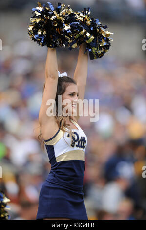 Pittsburgh, PA, USA. 2. Sep 2017. Pitt Cheerleadern während der Pitt Panthers vs Youngstown St. Pinguine Spiel am Heinz Feld in Pittsburgh, PA. Jason Pohuski/CSM/Alamy leben Nachrichten Stockfoto