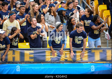 Pittsburgh, PA, USA. 2. Sep 2017. Pitt Fans während der Pitt Panthers vs Youngstown St. Pinguine Spiel am Heinz Feld in Pittsburgh, PA. Jason Pohuski/CSM/Alamy leben Nachrichten Stockfoto
