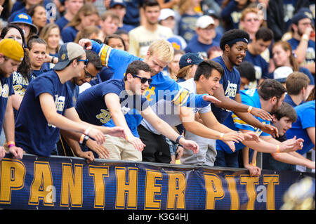 Pittsburgh, PA, USA. 2. Sep 2017. Pitt Fans während der Pitt Panthers vs Youngstown St. Pinguine Spiel am Heinz Feld in Pittsburgh, PA. Jason Pohuski/CSM/Alamy leben Nachrichten Stockfoto