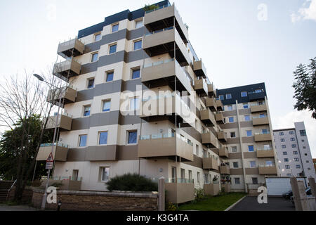 Slough, Großbritannien. 2. September 2017. Verkleidung Nova Haus, ein privat geführtes 7-stöckiges Hochhaus, das ein Musterstück Safety Test im Juni durchgeführt hat nach der Grenfell Turm Brand wird gemäß einer Ankündigung im Namen der unabhängigen Hausbesitzer Boden mieten Fincas 5 Ltd., die von Regisseur Darren Pither ersetzt werden. Credit: Mark Kerrison/Alamy leben Nachrichten Stockfoto