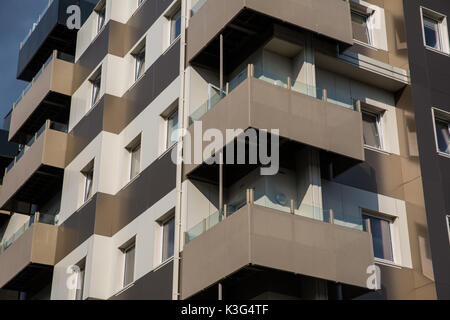 Slough, Großbritannien. 2. September 2017. Verkleidung Nova Haus, ein privat geführtes 7-stöckiges Hochhaus, das ein Musterstück Safety Test im Juni durchgeführt hat nach der Grenfell Turm Brand wird gemäß einer Ankündigung im Namen der unabhängigen Hausbesitzer Boden mieten Fincas 5 Ltd., die von Regisseur Darren Pither ersetzt werden. Credit: Mark Kerrison/Alamy leben Nachrichten Stockfoto