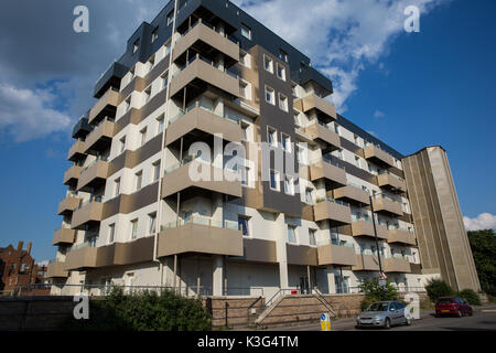 Slough, Großbritannien. 2. September 2017. Verkleidung Nova Haus, ein privat geführtes 7-stöckiges Hochhaus, das ein Musterstück Safety Test im Juni durchgeführt hat nach der Grenfell Turm Brand wird gemäß einer Ankündigung im Namen der unabhängigen Hausbesitzer Boden mieten Fincas 5 Ltd., die von Regisseur Darren Pither ersetzt werden. Credit: Mark Kerrison/Alamy leben Nachrichten Stockfoto