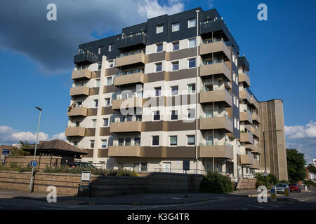 Slough, Großbritannien. 2. September 2017. Verkleidung Nova Haus, ein privat geführtes 7-stöckiges Hochhaus, das ein Musterstück Safety Test im Juni durchgeführt hat nach der Grenfell Turm Brand wird gemäß einer Ankündigung im Namen der unabhängigen Hausbesitzer Boden mieten Fincas 5 Ltd., die von Regisseur Darren Pither ersetzt werden. Credit: Mark Kerrison/Alamy leben Nachrichten Stockfoto