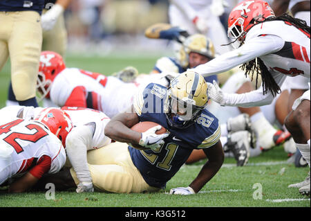 Pittsburgh, PA, USA. 2. Sep 2017. A.J. Davis Nr. 21 während der Pitt Panthers vs Youngstown St. Pinguine Spiel am Heinz Feld in Pittsburgh, PA. Jason Pohuski/CSM/Alamy leben Nachrichten Stockfoto