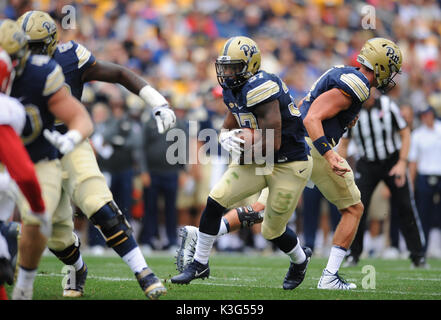 Pittsburgh, PA, USA. 2. Sep 2017. #37 Qadree Ollison während der Pitt Panthers vs Youngstown St. Pinguine Spiel am Heinz Feld in Pittsburgh, PA. Jason Pohuski/CSM/Alamy leben Nachrichten Stockfoto