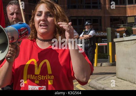 London, Großbritannien. 2. September 2017. Einer der McDonald Arbeitnehmer auffallend am Crayford spricht auf der Kundgebung vor McDonald's London HQ. Sie halten die erste britische Streik gegen das Unternehmen am Montag, Tag der Arbeit, den Aufruf für ein Ende von Null Stunden Verträge, £10 pro Stunde und die Anerkennung der Gewerkschaft. Credit: Peter Marschall/Alamy leben Nachrichten Stockfoto