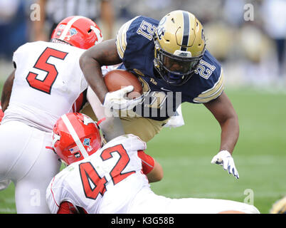 Pittsburgh, PA, USA. 2. Sep 2017. A.J. Davis Nr. 21 während der Pitt Panthers vs Youngstown St. Pinguine Spiel am Heinz Feld in Pittsburgh, PA. Jason Pohuski/CSM/Alamy leben Nachrichten Stockfoto