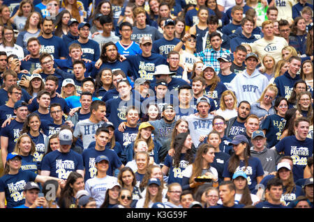 Pittsburgh, PA, USA. 2. Sep 2017. Pitt Fans während der Pitt Panthers vs Youngstown St. Pinguine Spiel am Heinz Feld in Pittsburgh, PA. Jason Pohuski/CSM/Alamy leben Nachrichten Stockfoto