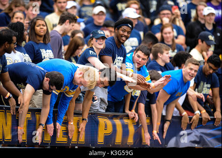 Pittsburgh, PA, USA. 2. Sep 2017. Pitt Fans während der Pitt Panthers vs Youngstown St. Pinguine Spiel am Heinz Feld in Pittsburgh, PA. Jason Pohuski/CSM/Alamy leben Nachrichten Stockfoto