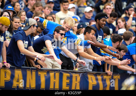 Pittsburgh, PA, USA. 2. Sep 2017. Pitt Fans während der Pitt Panthers vs Youngstown St. Pinguine Spiel am Heinz Feld in Pittsburgh, PA. Jason Pohuski/CSM/Alamy leben Nachrichten Stockfoto