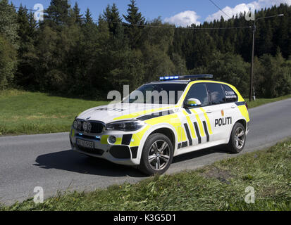 Trondheim, Kalifornien, Norwegen. 3 Aug, 2017. Eine un-besetzten 2015 BMW X5 norwegische Polizei Fahrzeug sitzt mit Notleuchten entlang einer kleinen Hinterstraße in der Himmelvik Gemeinschaft in der Nähe von Trondheim aktiviert. Quelle: David Bro/ZUMA Draht/Alamy leben Nachrichten Stockfoto