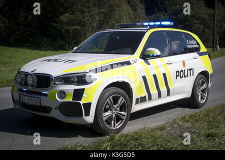 Trondheim, Kalifornien, Norwegen. 3 Aug, 2017. Eine un-besetzten 2015 BMW X5 norwegische Polizei Fahrzeug sitzt mit Notleuchten entlang einer kleinen Hinterstraße in der Himmelvik Gemeinschaft in der Nähe von Trondheim aktiviert. Quelle: David Bro/ZUMA Draht/Alamy leben Nachrichten Stockfoto