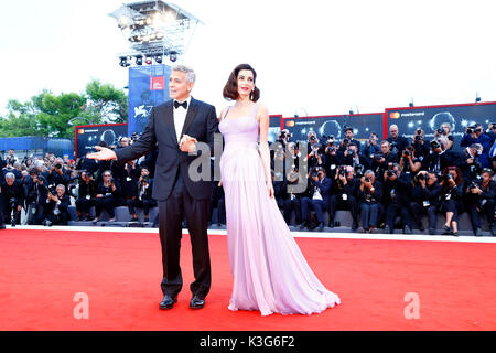 Venedig, Italien. 02 Sep, 2017. George Clooney und seine Frau Amal kommen an der uburbicon 'Premiere während der 74Th Venedig Film Festival am 2. September 2017 in Venedig, Italien. Quelle: John Rasimus/Medien Punch *** Frankreich, Schweden, Norwegen, Denark, Finnland, USA, Tschechische Republik, Südamerika Nur***/Alamy leben Nachrichten Stockfoto