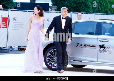 Venedig, Italien. 02 Sep, 2017. George Clooney und seine Frau Amal kommen an der uburbicon 'Premiere während der 74Th Venedig Film Festival am 2. September 2017 in Venedig, Italien. Quelle: John Rasimus/Medien Punch *** Frankreich, Schweden, Norwegen, Denark, Finnland, USA, Tschechische Republik, Südamerika Nur***/Alamy leben Nachrichten Stockfoto