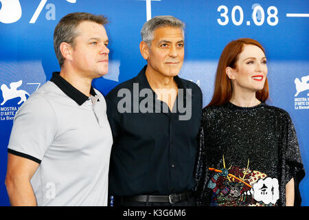 Venedig, Italien. 02 Sep, 2017. Matt Damon, George Clooney und Julianne Moore an Der uburbicon' Fotoshooting während des 74. Filmfestival von Venedig am 2. September 2017 in Venedig, Italien. Quelle: John Rasimus/Medien Punch *** Frankreich, Schweden, Norwegen, Denark, Finnland, USA, Tschechische Republik, Südamerika Nur***/Alamy leben Nachrichten Stockfoto