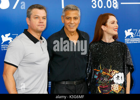 Venedig, Italien. 02 Sep, 2017. Matt Damon, George Clooney und Julianne Moore an Der uburbicon' Fotoshooting während des 74. Filmfestival von Venedig am 2. September 2017 in Venedig, Italien. Quelle: John Rasimus/Medien Punch *** Frankreich, Schweden, Norwegen, Denark, Finnland, USA, Tschechische Republik, Südamerika Nur***/Alamy leben Nachrichten Stockfoto