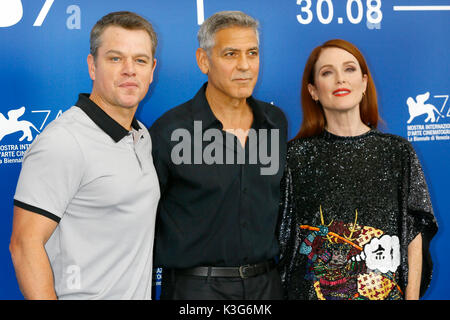 Venedig, Italien. 02 Sep, 2017. Matt Damon, George Clooney und Julianne Moore an Der uburbicon' Fotoshooting während des 74. Filmfestival von Venedig am 2. September 2017 in Venedig, Italien. Quelle: John Rasimus/Medien Punch *** Frankreich, Schweden, Norwegen, Denark, Finnland, USA, Tschechische Republik, Südamerika Nur***/Alamy leben Nachrichten Stockfoto