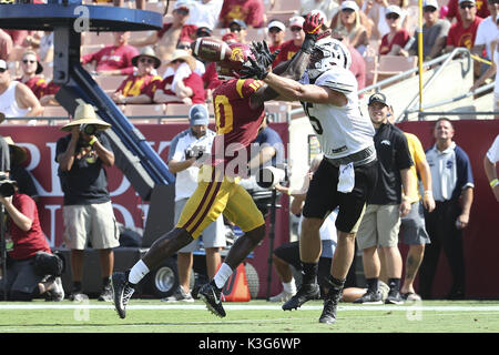 Los Angeles, CA, US, USA. 2. Sep 2017. September 2, 2017: USC Trojans linebacker John Houston Jr (10) weg erhält mit pass Störungen, als er einen Pass versuchen, Western Michigan Broncos tight end Donnie Ernsberger (85) in das Spiel zwischen der Western Michigan Broncos und die USC Trojans verteidigt, das Los Angeles Memorial Coliseum Los Angeles, CA. Peter Joneleit/Zuma Leitung Service Credit: Peter Joneleit/ZUMA Draht/Alamy leben Nachrichten Stockfoto