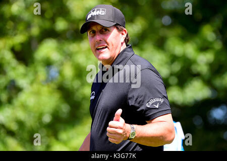 Norton, Mass., 2. Sep 2017. Phil Mickelson, der Vereinigten Staaten, können Fans einen Daumen nach oben, als er die 17 T-Stück Kasten in der zweiten Runde der PGA Championship Blätter Dell Technologien am Turnier Spieler Verein in Norton Massachusetts statt. Eric Canha/CSM/Alamy leben Nachrichten Stockfoto