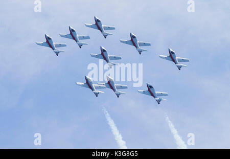Toronto, Kanada. 2. Sep 2017. Kunstflug Flugzeuge der kanadischen Luftwaffe Snowbirds Team durchführen, während die 68th Canadian International Air Show in Toronto, Kanada, Sept. 2, 2017. Die 68Th Canadian International Air Show trat weg hier am Samstag über den Lake Ontario für das Labor Day Wochenende zu erheben. Credit:/Xinhua/Alamy leben Nachrichten Stockfoto