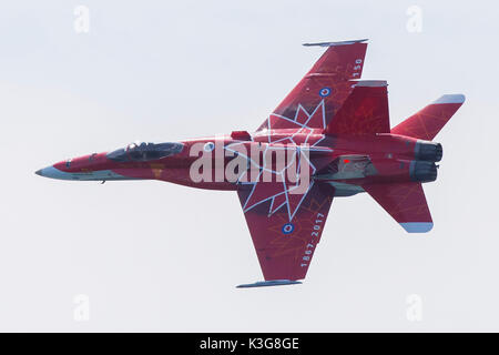 Toronto, Kanada. 2. Sep 2017. Ein CF-18 Hornet mit dem Logo der 150. Jahrestag der Gründung von Kanada führt während der 68Th Canadian International Air Show in Toronto, Kanada, Sept. 2, 2017. Die 68Th Canadian International Air Show trat weg hier am Samstag über den Lake Ontario für das Labor Day Wochenende zu erheben. Credit:/Xinhua/Alamy leben Nachrichten Stockfoto