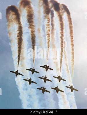 Toronto, Kanada. 2. Sep 2017. Kunstflug Flugzeuge der kanadischen Luftwaffe Snowbirds Team durchführen, während die 68th Canadian International Air Show in Toronto, Kanada, Sept. 2, 2017. Die 68Th Canadian International Air Show trat weg hier am Samstag über den Lake Ontario für das Labor Day Wochenende zu erheben. Credit:/Xinhua/Alamy leben Nachrichten Stockfoto